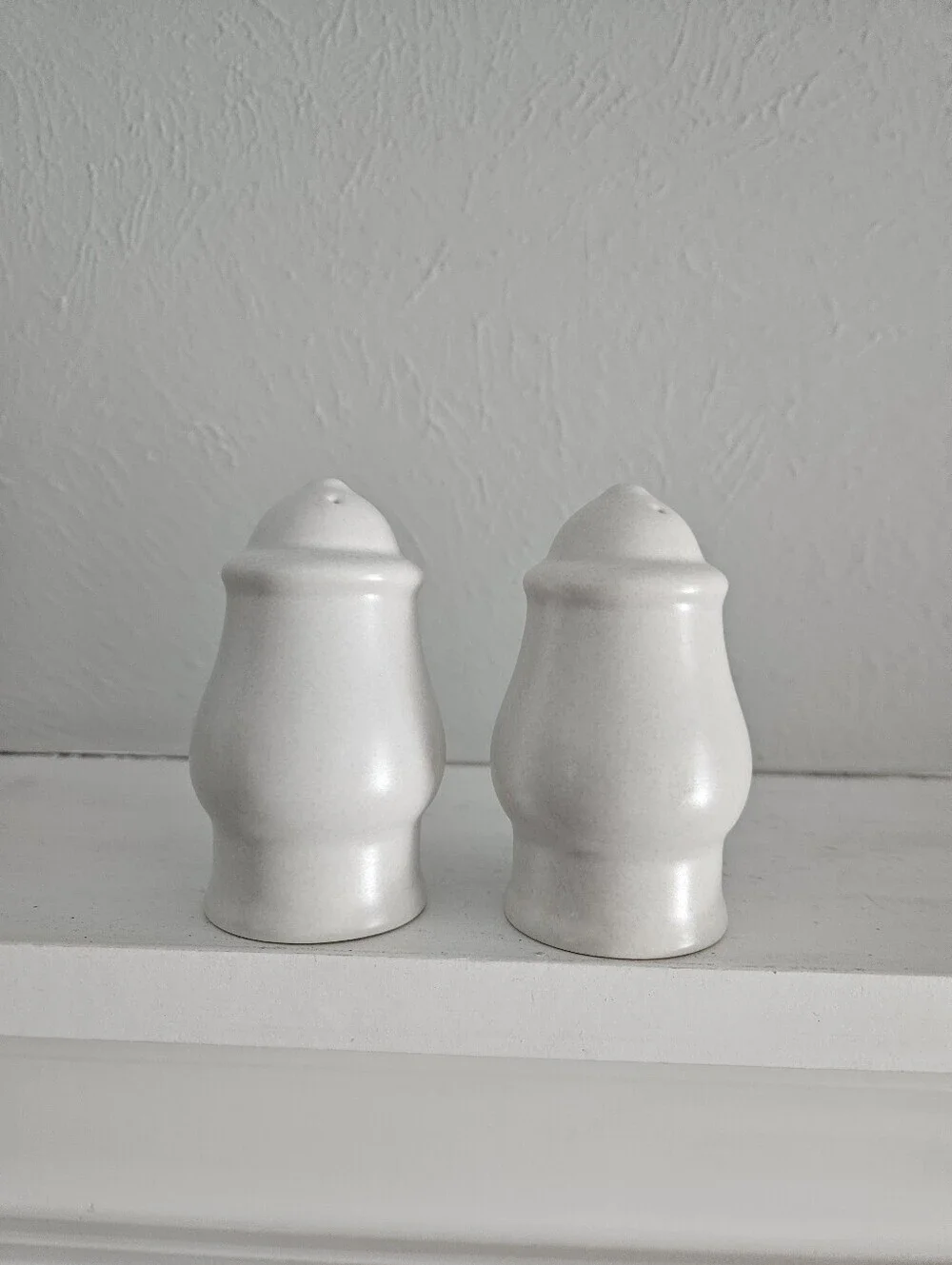 Vintage Pfaltzgraff Yorktowne Pattern Stoneware Salt And Pepper Shakers Set